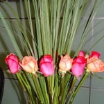 Arreglo floral de rosas fucsias y naranjas