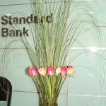 Arreglo floral de rosas naranjas y fucsias con follaje de Cortadera