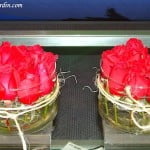 Bouquet floral de rosas cortadas sobre base de acrilico