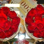Bouquet floral de rosas rojas cortadas vista desde arriba