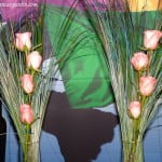 Bouquet floral de rosas rosas con Cortaderas pintadas de azul