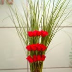 Rosas rojas con follaje de Cortadera natural