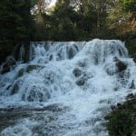 (*) el agua de la cascada de los jardines del Palacio de Blenheim, desembocan en el gran lago.