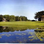 Stowe, Buckinghamshire, vista de los 2 pabellones del lago. Foto: Libro Gdes. Jardines de Europa-Ehrenfried Kluckert.
