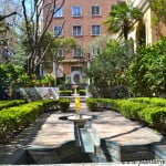 fuente de mármol con 3 amorcillos en bronce con la alberca delante, en el segundo jardín