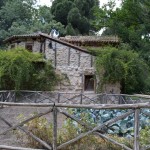 Casa de la Vieja, con una pequeña huerta en su frente Casa de la Vieja, con una pequeña huerta en su frente