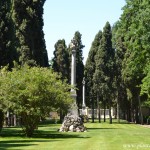Columna de los enfrentados (Duelistas) en la entrada de El Jardín del Capricho. Columna de los enfrentados (Duelistas) en la entrada de El Jardín del Capricho.