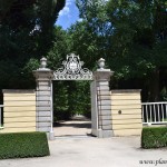 El Jardín El Capricho entrada principal El Jardín El Capricho entrada principal