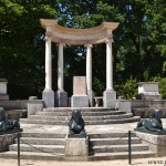 Exedra, escalinata y zócalos ornamentados con esfinges. Exedra, escalinata y zócalos ornamentados con esfinges.
