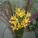 Liliums amarillos con Cortaderas naturales verdes y teñidas bordeaux.