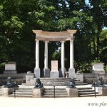 Exedra-Plaza de los Embajadores, Templete con columnas jónicas, realizado en la última década del S. XVIII