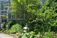 Camino marcado con faroles de piedra