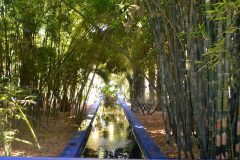 Acequia en perspectiva desde el quiosco diseñado por Jacques Majorelle