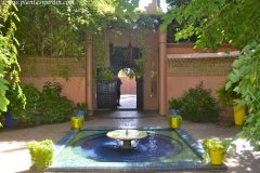 Fuente cuadrada de azulejos policromos artesania marroqui a la entrada delJardin-de-Majorelle-Yves Saint Lauren diseñada por Bill Willis en Marrakech