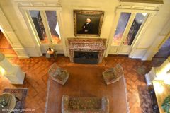 El living de la casona con un gran hogar de mármol