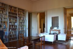 La original biblioteca de Victoria con un pequeño hogar