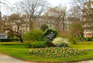 Jacintos rosas y Tulipanes amarillos en macizo floral en el Jardin de Luxembourg Paris